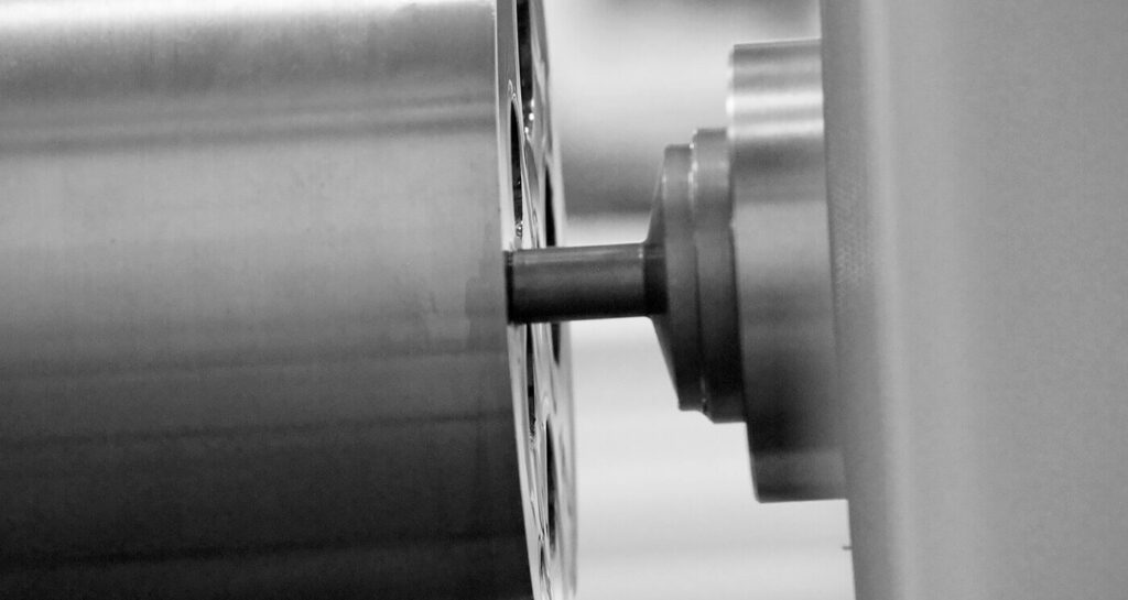 deep-hole-drilling-machine-and-workpiece-with-holes